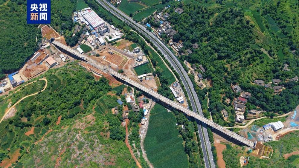 在高铁上用小型电煮锅？12306回应→开元ky棋牌7点出发｜冲上热搜！有人(图1)