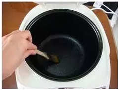 锅不粘锅？原来方法这么简单开元棋牌百修宝：怎样让电饭